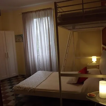 Il Tempo Del Vento In Front Of The Castle Frühstückspension