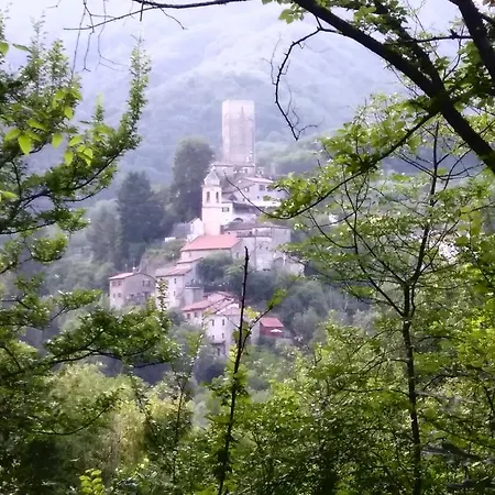 Il Tempo Del Vento In Front Of The Castle Frühstückspension Tresana