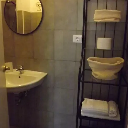 Il Tempo Del Vento In Front Of The Castle Frühstückspension